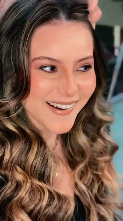 Cliente com ondas finalizadas no salão