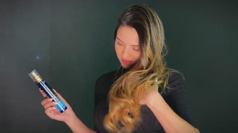 Pamela aplicando a máscara de tratamento